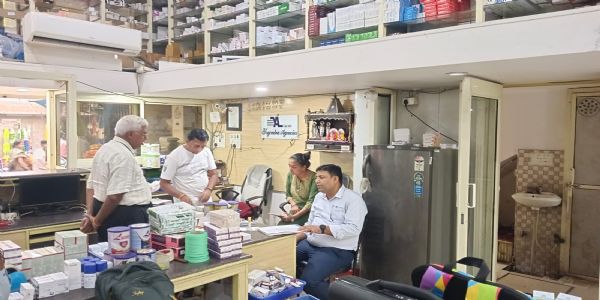 बरेली में तीन मेडिकल स्टोरों पर औषधि विभाग ने मारा छापा