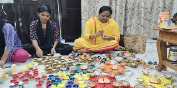 प्रयागराज में गाय के गोबर से बने लक्ष्मी गणेश एवं अन्य इको फ्रेन्डली उत्पादों की बढ़ी मांग