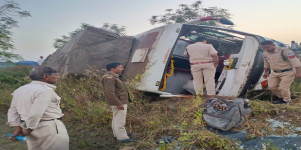 राजगढ़ः तेज रफ्तार बस डिवाइडर से टकराकर पलटी, दो महिलाएं सहित पांच घायल