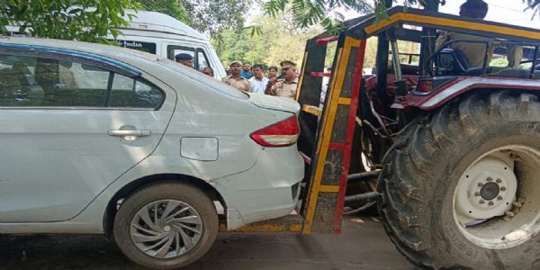 यातायात पुलिस ने अतिक्रमण कर सड़काें पर खड़ी बसों को क्रेन से पुलिस लाइन भेजा