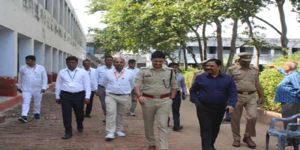 जिलाधिकारी व पुलिस अधीक्षक ने किया पीसीएस परीक्षा केंद्रों का निरीक्षण