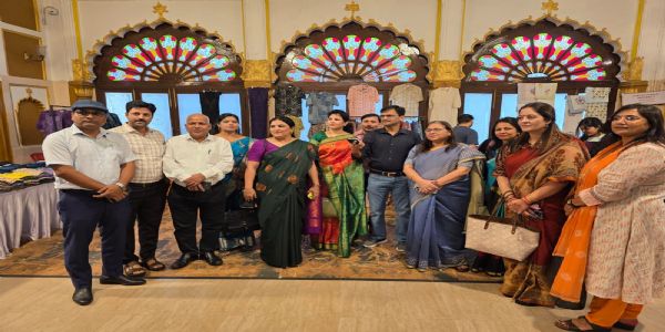 डीडीयू गोरखपुर विश्वविद्यालय के प्रतिनिधिमंडल ने देखा ‘क्राफ्ट रूट्स’ मॉडल