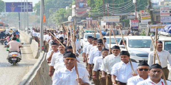 संघ शताब्दी वर्ष: काशी में केशवनगर के स्वयंसेवकों ने निकाला पथ संचलन