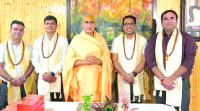 सिंहस्थ कुम्भ के संबंध में जूना पीठाधीश्वर से मिले उज्जैन के आयुक्त व डीएम
