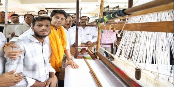 मेरा हर बुनकर सोने के समान है और इनकी सुरक्षा व समृद्धि मेरी जिम्मेदारीः सिंधिया