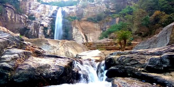 बलरामपुर का अवराझरिया प्राकृतिक सौंदर्य और आस्था का अद्भुत संगम