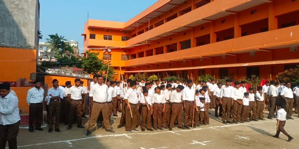 आरएसएस ने शताब्दी वर्ष के अवसर पर किया शस्त्र पूजन,निकला पथ संचलन