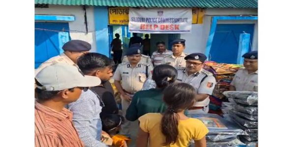 बाढ़ प्रभावित परिवारों के बच्चों को पुलिस कमिश्नर ने बांटी शैक्षिक सामग्री