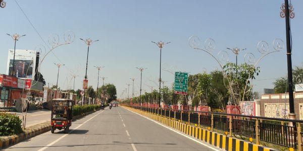 दीपोत्सव से पहले जगमगाई रामनगरी की सड़कें