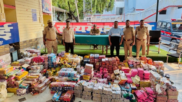 पटाखों के जखीरे के साथ गिरफ्तार आरोपित दो कारोबारी