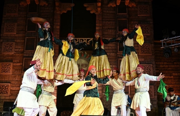 विरासत महोत्सव देहरादून में जौनसारी लोक नृत्य की प्रस्तुती। विरासत महोत्सव देहरादून में जौनसारी लोक नृत्य की प्रस्तुती।