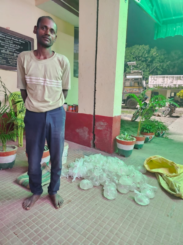 शराब के साथ गिरफ्तार