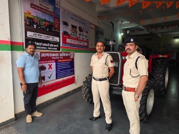 ट्रेक्टर शो रूम जाकर समझाइश देते हुए परिवहन विभाग के अधिकारी।