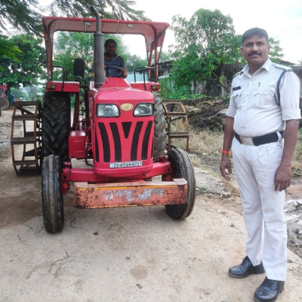 केज व्हील लगे ट्रेक्टर चालक को समझाइश देते हुए परिवहन विभाग के कर्मचारी।