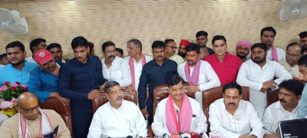 पत्रकार वार्ता में शिवपाल पत्रकार वार्ता में शिवपाल