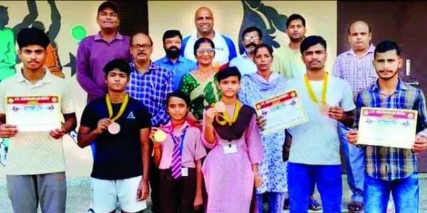 सोनकपुर स्पोर्ट्स स्टेडियम में सम्मानित हुए  69 वीं प्रदेशीय विद्यालयीय कुश्ती प्रतियोगिता में परचम लहराने वाले मुरादाबाद के खिलाड़ी।