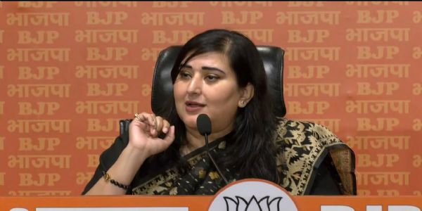 भाजपा सांसद बांसुरी स्वराज प्रेसवार्ता करते हुए