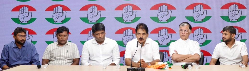 कन्नन गोपीनाथन को कांग्रेस की सदस्यता दिलाते केसी वेणुगोपाल और पवन खेड़ा व अन्य
