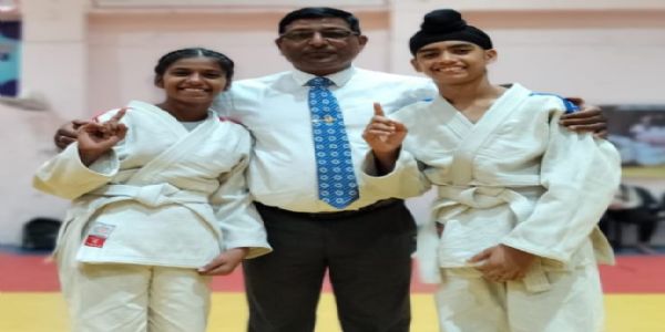 सब जूनियर की राष्ट्रीय जूडो चैंपियनशिप्स-2025 की टीम में चयनित मुरादाबाद के मनमीत सिंह व सुहानी राय।