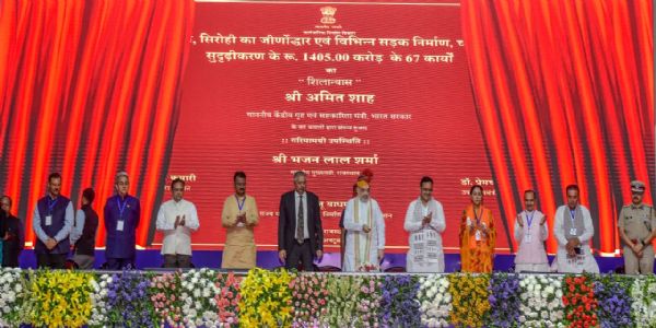 केंद्रीय मंत्री अमित शाह और मुख्यमंत्री भजनलाल शर्मा मंच पर।
