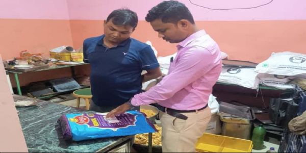 त्योहारों को लेकर खाद्य सुरक्षा विभाग ने कई दुकानों को जारी किया नोटिस