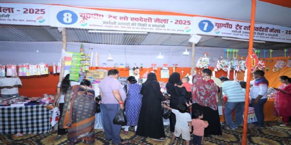 प्रतापगढ़ में लगे स्वदेशी मेले मे खूब बढ़ चढ़कर हो रही खरीददारी