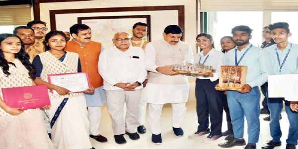 मप्रः मुख्यमंत्री डॉ.यादव से आईटीआई के मेधावी प्रशिक्षणार्थियों ने की सौजन्य भेंट