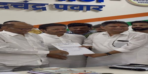 शरद पवार ने प्रधान को ठाणे एनसीपी अध्यक्ष नियुक्ति पत्र सौंपा