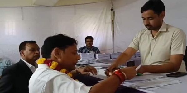 कांग्रेस प्रत्याशी प्रमोद जैन भाया ने शुभ मुहूर्त में भरा पर्चा, बीजेपी अब तक मौन