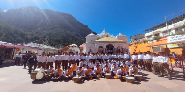गंगाेत्री धाम में स्वयंसेवकाें का पथ संचलन, सेवा व अनुशासन का दिया संदेश