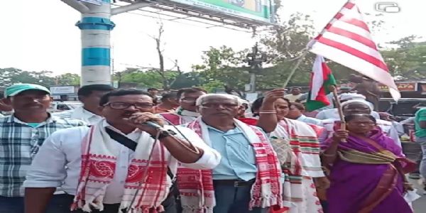 खड़गपुर पंचायत प्रमुख दीपाली सिंह पर हमले के खिलाफ आदिवासी समाज का विशाल प्रदर्शन