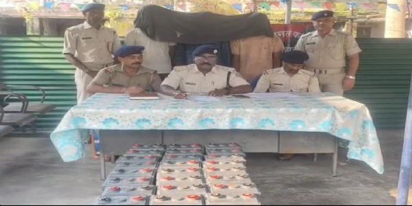 बैटरी चोरी के तीन आरोपी गिरफ्तार, 24 बैटरियां और पिकअप बरामद