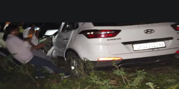 बाराबंकी में ऑटो कार की टक्कर, एक चालक की मौत, 10 घायल