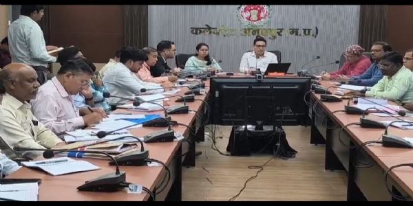 अनूपपुर: विद्यार्थियों को शासन की सुविधाओं का लाभ दिलाना जिला प्रशासन की सर्वोच्च प्राथमिकता-कलेक्टर