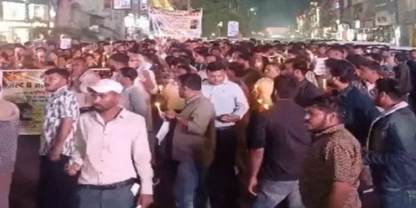 भोपालः पुलिस की पिटाई से युवक की मौत के विरोध में प्रदर्शन, निकाला कैंडल मार्च