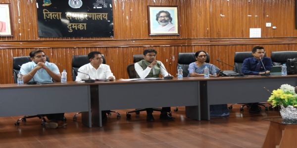दवा, उपकरण और ममता वाहनों की उपलब्धता करें सुनिश्चितः डीसी