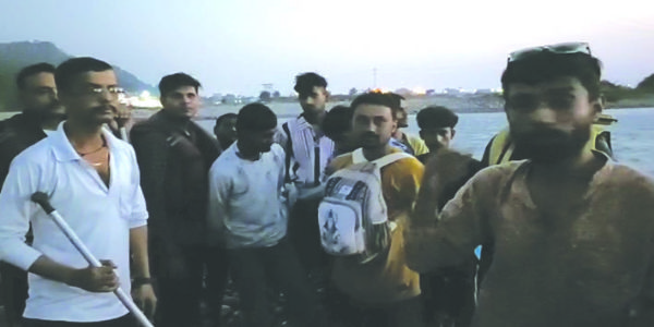 देवदूत बनकर आई जल पुलिस ने बीच गंगा में फंसे सात श्रद्धालुओं की बचाई जान
