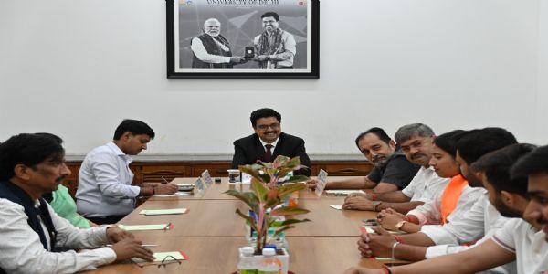डूसू पदाधिकारियों ने की डीयू कुलपति से मुलाकात