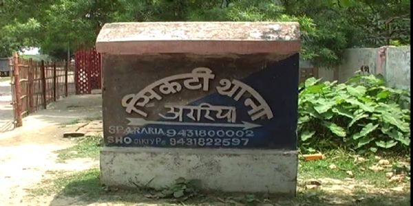 नेपाल ले जा रहे आठ बोरी खाद जब्त, दो बाइक सहित दो तस्कर गिरफ्तार
