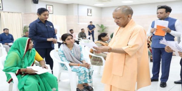 मुख्यमंत्री ने जनता दर्शन में सुनीं विभिन्न जनपदों से आए लोगों की समस्याएं