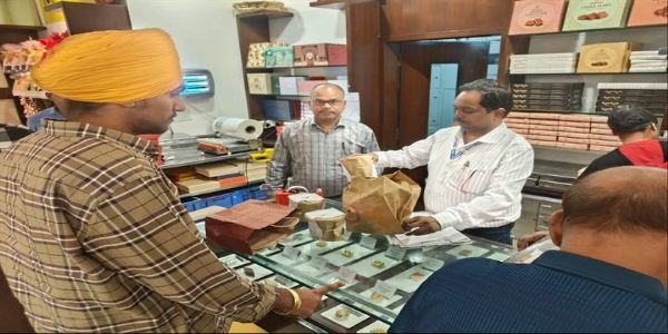 भोपालः चलित खाद्य परीक्षण प्रयोगशाला के माध्यम से शहर के विभिन्न स्थलों का किया निरीक्षण
