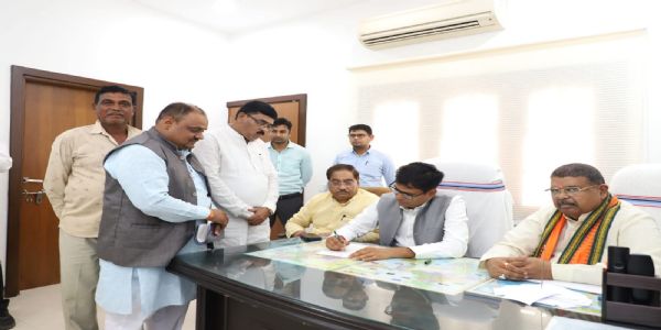 रायपुर:वित्त मंत्री चौधरी ने सहयोग केंद्र में कार्यकर्ताओं एवं आमजन के आवेदनों का किया निराकरण