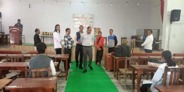 डीएम ने राजकीय बालिका इंटर कॉलेज का निरीक्षण किया, छात्राओं को दी प्रेरणा
