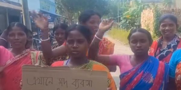 देशी शराब के खिलाफ महिलाओं का प्रदर्शन