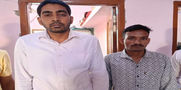 बैंक शाखा प्रबंधक और दलाल 45 हजार रुपये की रिश्वत लेते गिरफ्तार