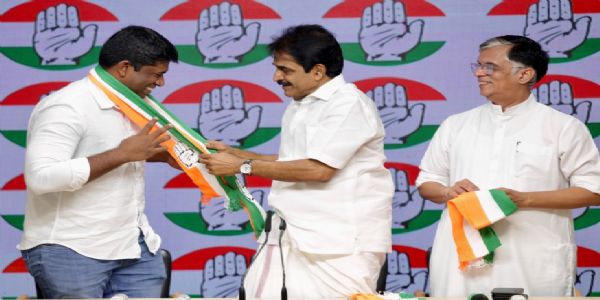 कन्नन गोपीनाथन को कांग्रेस की सदस्यता दिलाते केसी वेणुगोपाल और पवन खेड़ा
