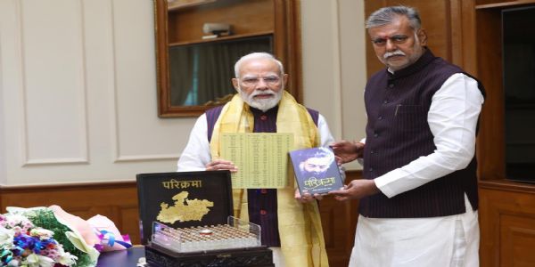 वरिष्ठ भाजपा नेता और मध्य प्रदेश सरकार में श्रम, पंचायत एवं ग्रामीण विकास मंत्री प्रहलाद सिंह पटेल ने प्रधानमंत्री नरेंद्र मोदी को भेंट की पुस्तक