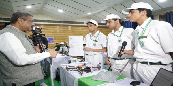 केंद्रीय शिक्षा मंत्री धर्मेंद्र प्रधान सोमवार को डीपीएस मथुरा रोड के छात्रों के साथ संवाद के दौरान