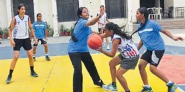 आरएसडी अकादमी में जिला बास्केटबॉल में पीएमएस और सेंट मेरी की छात्राएं गोल के लिए भिड़ती हुई।