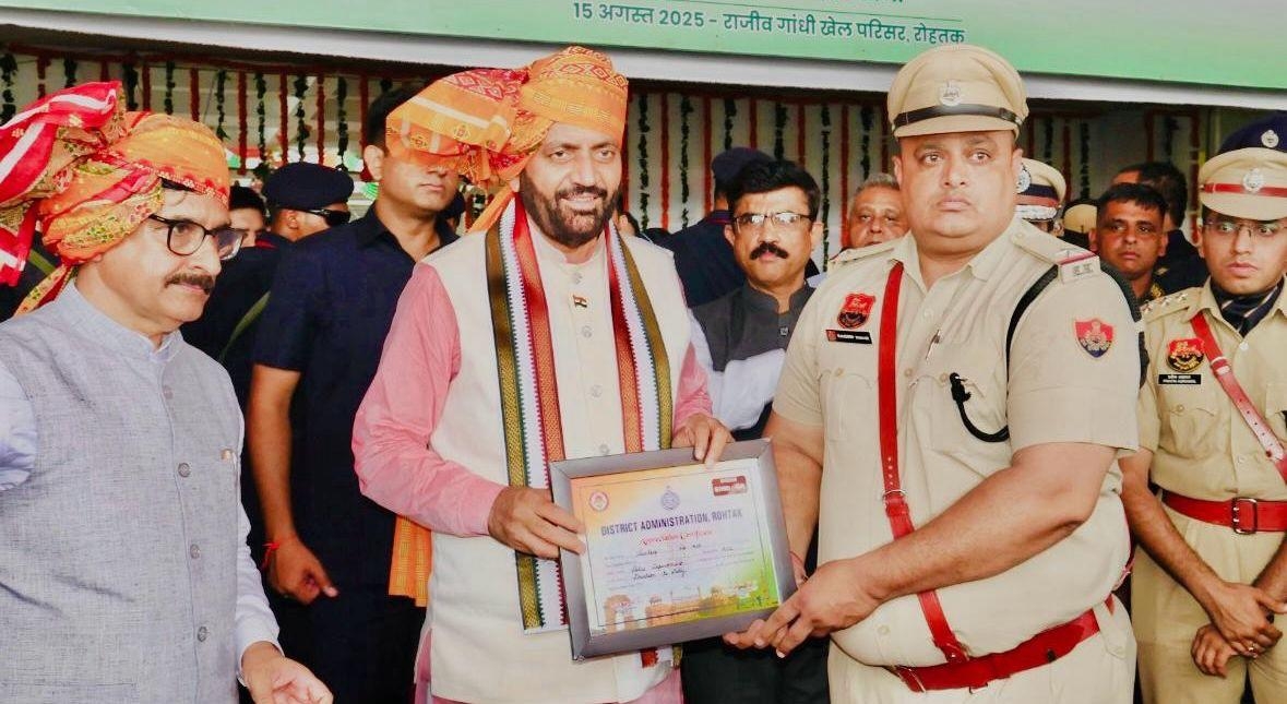 14आरटीके2 : एएसआई संदीप कुमार को प्रशंसा पत्र देकर सम्मानित करते मुख्यमंत्री नायब सिंह सैनी।